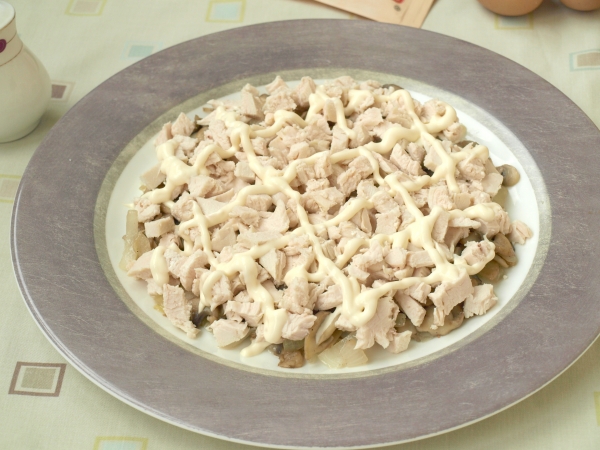 Положить куриное филе