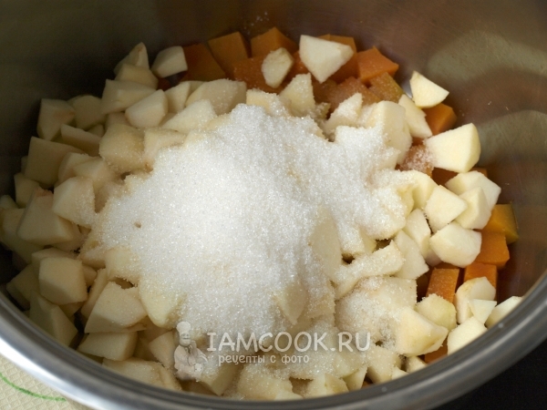 Добавить яблоки и сахар