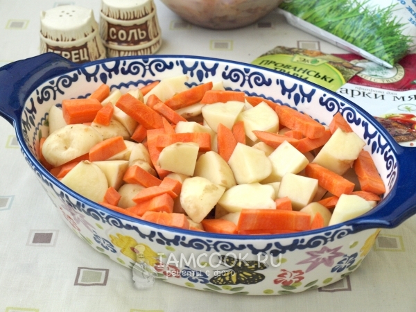 Положить в форму овощи