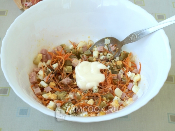 Добавить майонез, соль и перец