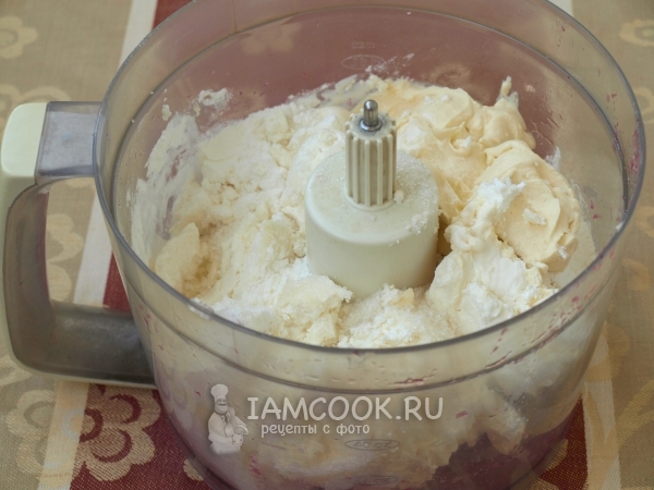 Соединить в бледере творог, крахмал, сахар и сметану