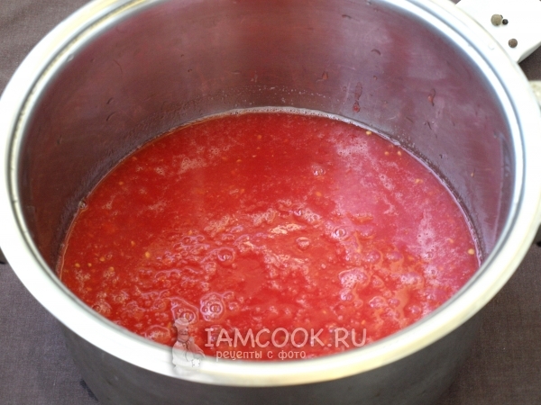 Измельчить помидоры в пюре