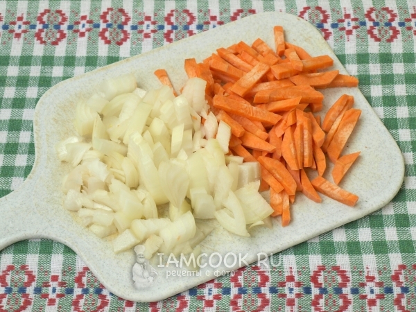 Порезать лук и морковь