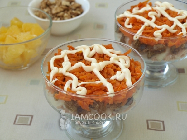 Положить слой моркови с майонезом