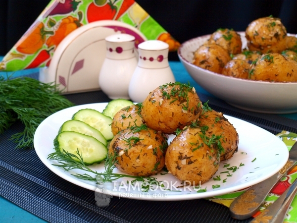 Рецепт молодого картофеля, запеченного в рукаве в духовке