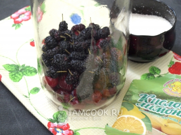 Положить ягоды в банку