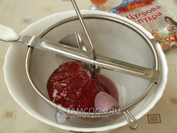 Протереть малину через сито