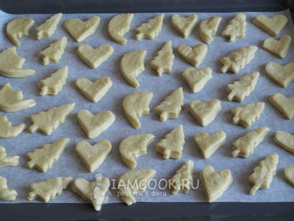 Положить фигурки на противень