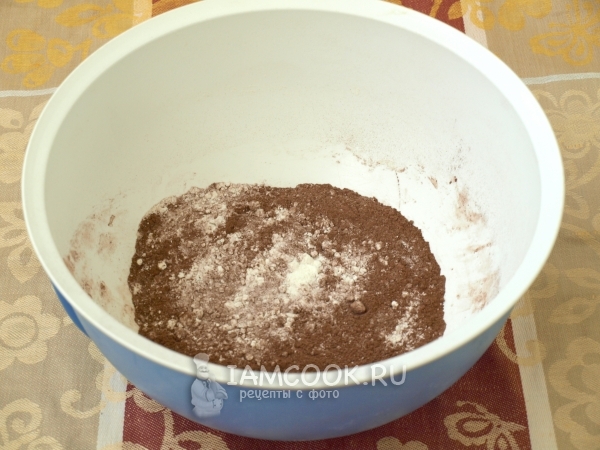 Смешать муку с какао