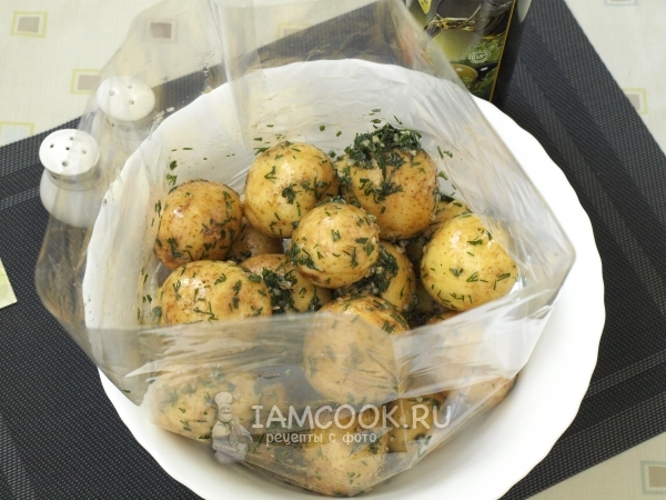 Положить картофель в рукав для запекания