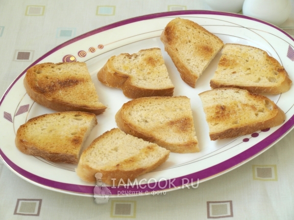 Выложили обжаренный хлеб на блюдо