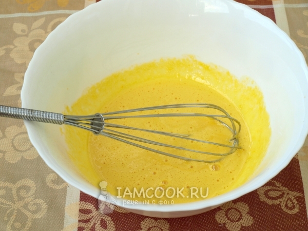 Взбить желтки с сахаром