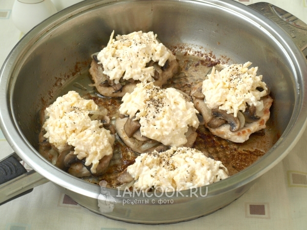 Положить сырную массу