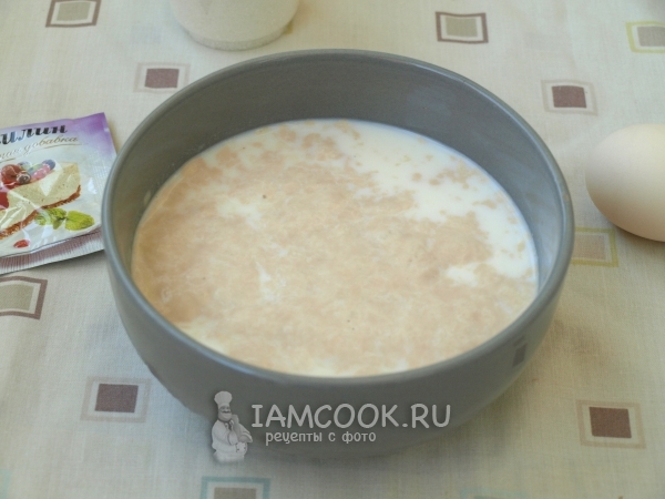 Соединить молоко с дрожжами и сахаром