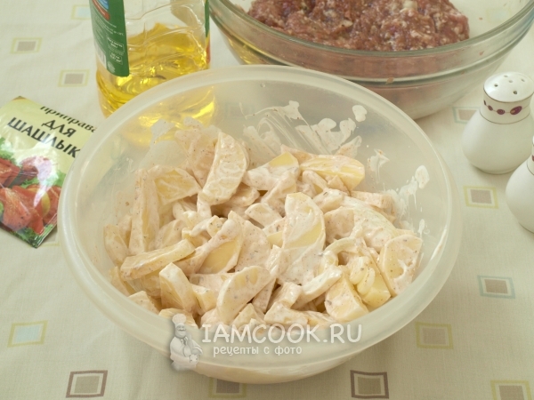 Положить сметану