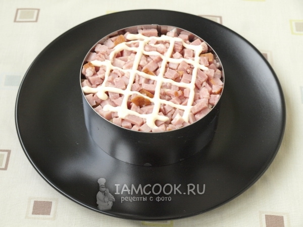 Положить слой ветчины с майонезом