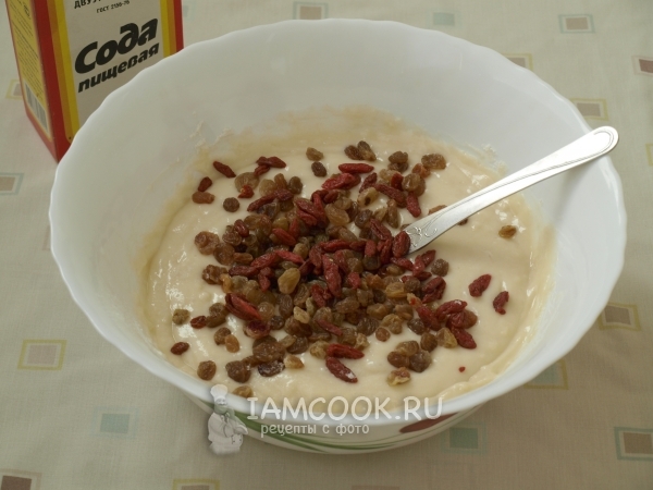 Положить сухофрукты