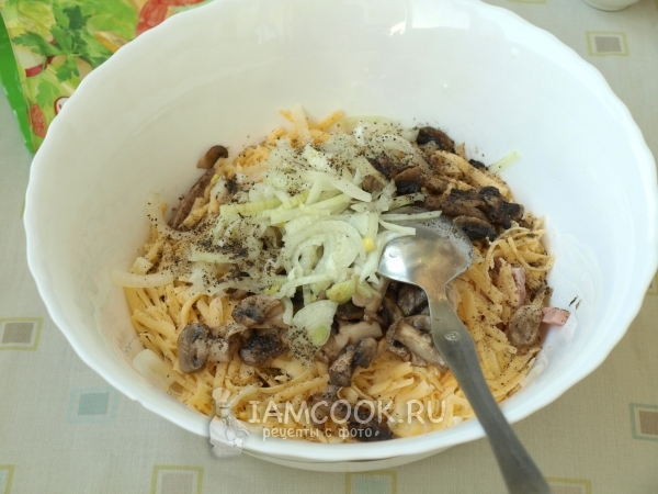 Добавить лук, грибы, соль и перец