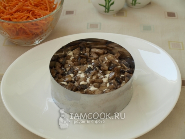 Положить слой грибов