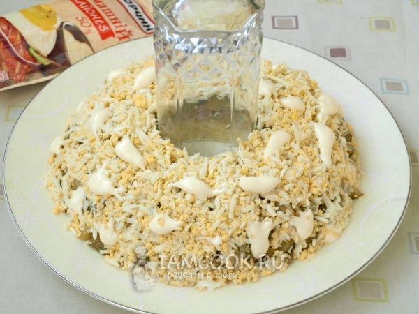 Положить слой яиц с майонезом