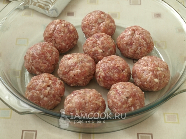 Положить тефтели в форму