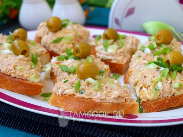 Бутерброды с консервированным тунцом крупным планом