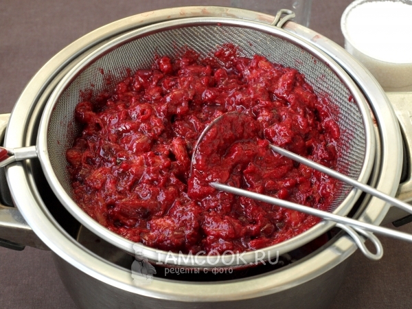 Протереть ягоды через сито