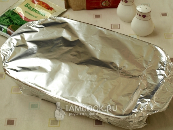 Накрыть форму фольгой