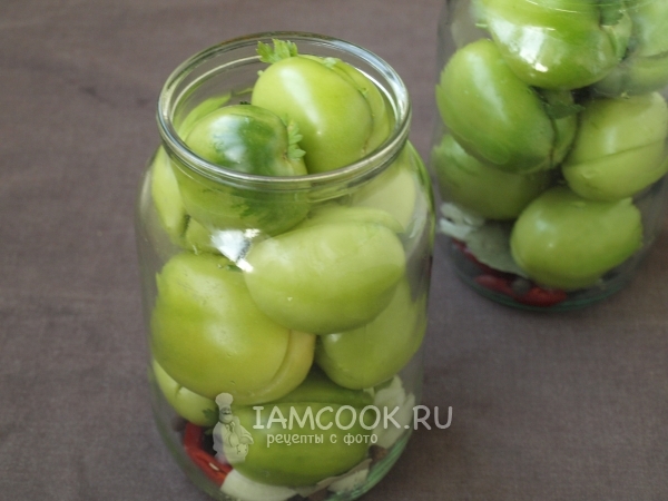 Положить помидоры в банку