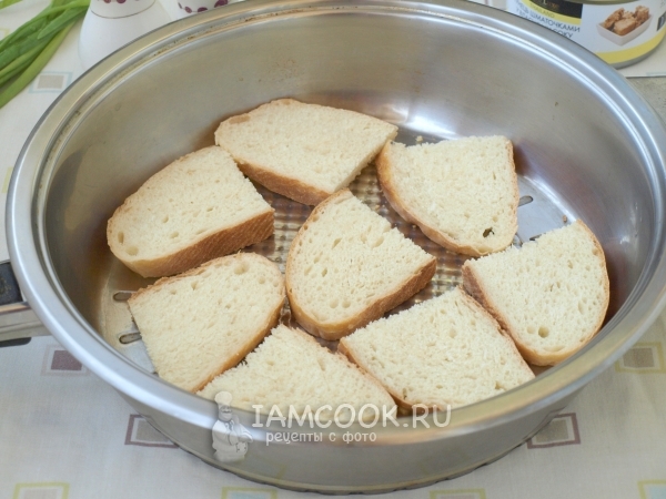 Обжариваем хлеб