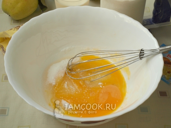 Соединить яйца с сахаром