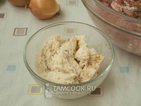 Замочить булку в молоке