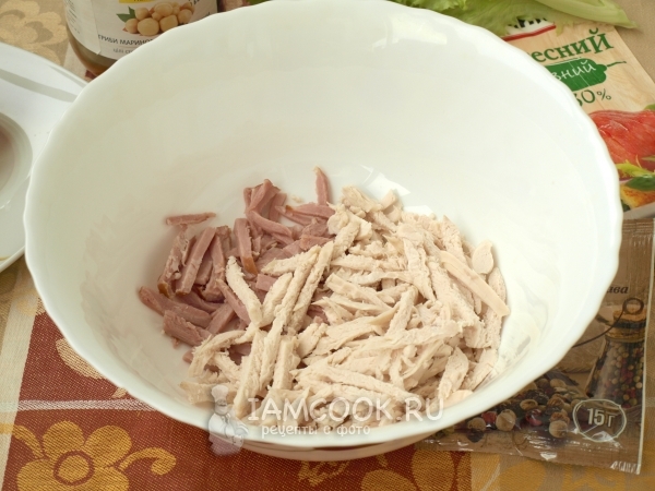 Порезать куриное филе и ветчину