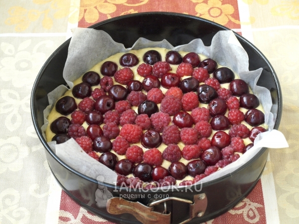 Выложить на тесто ягоды