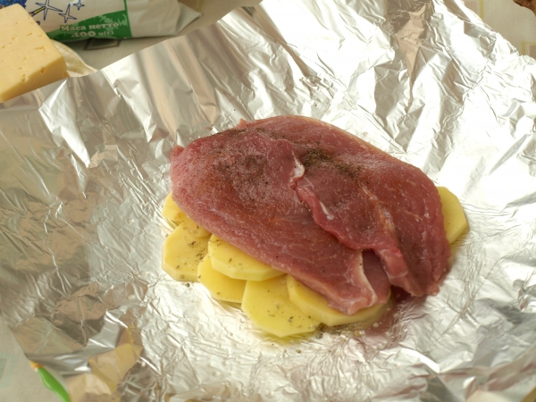 Положить на картофель мясо