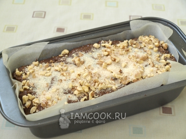 Посыпать тесто орехами с сахаром