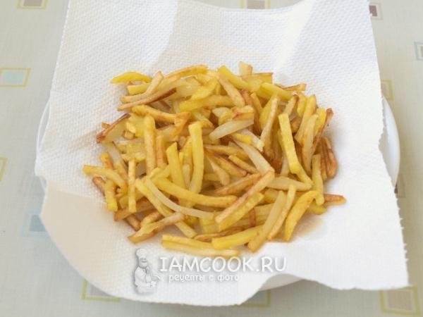 Выложить картофель на салфетку