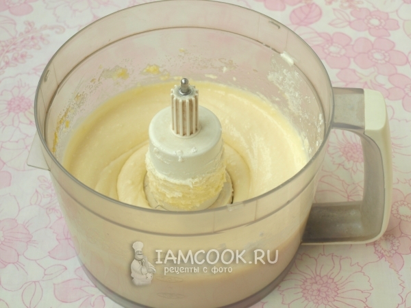 Взбить творожную массу в блендере