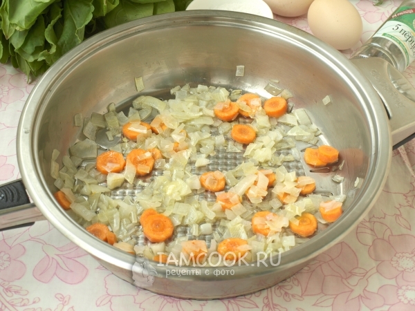 Обжарить лук с морковью