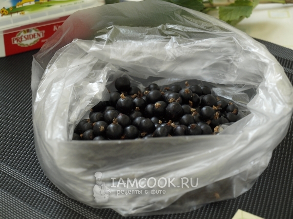 Положить ягоды в пакет