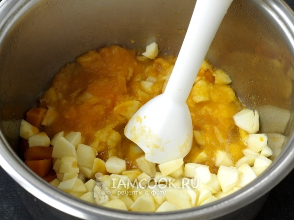 Пюрировать тыкву с яблоками