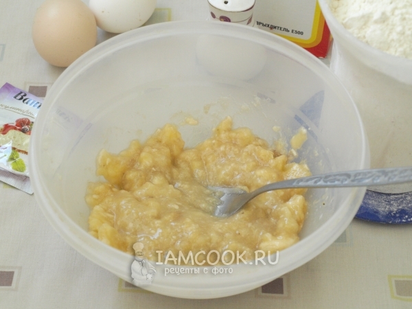 Размять банан вилкой