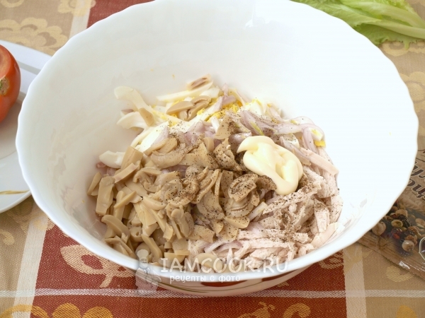 Добавить грибы, соль, перец и майонез