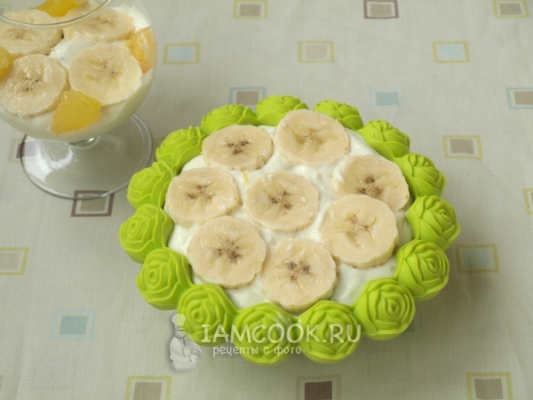 Положить кружочки банана