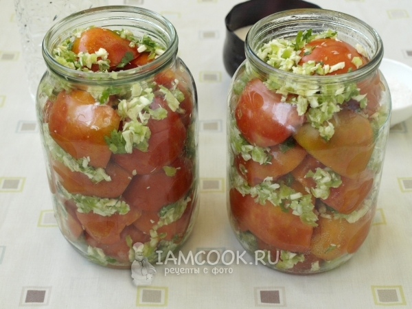 Выложить в банки острую смесь и помидоры