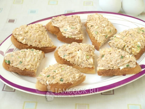 Намазали хлеб намазкой