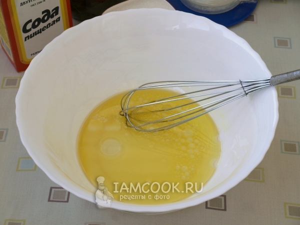 Соединить рассол и масло