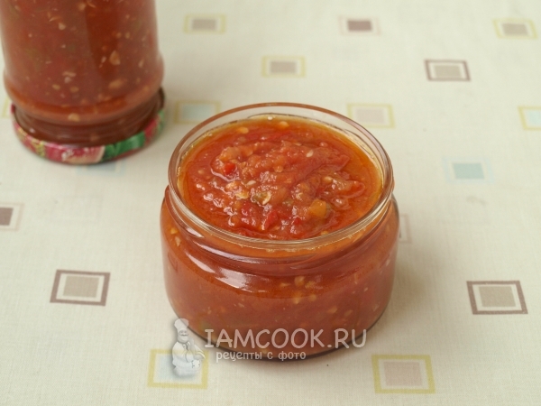 Переложить аджику в банку