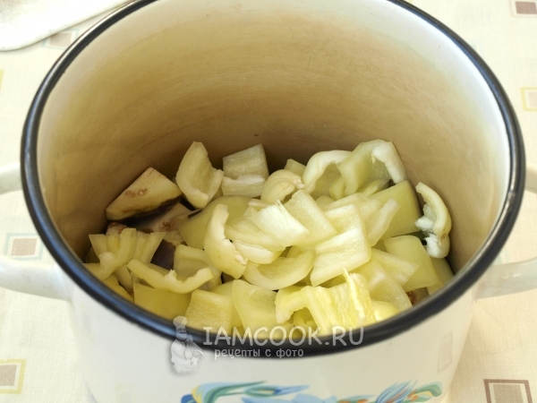 Положить в кастрюлю перцы и баклажаны