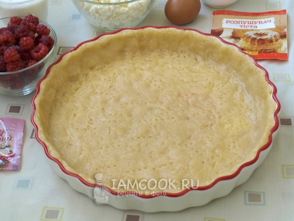 Выложить тесто в форму